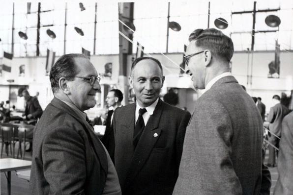 Czerniak and Barav chatting with Smyslov