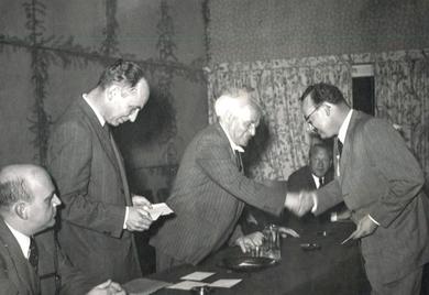 Mendelbaum receiving his prize.